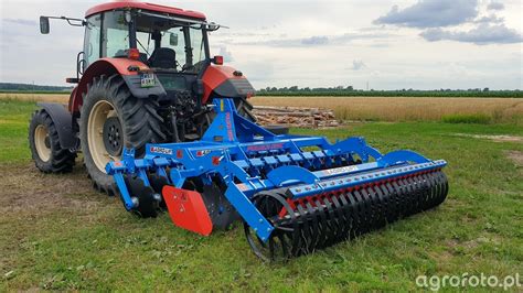 zdjęcie brony talerzowej Agro-Lift BT 2.5 w pracy na polu