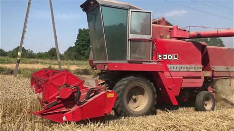 Zdjęcie kombajnu Massey Ferguson 530 w akcji na polu