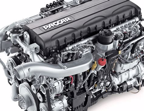 Infografika przedstawiająca schemat silnika PACCAR MX-13 Euro 6 z zaznaczonymi elementami takimi jak Common Rail, VGT i intercooler.