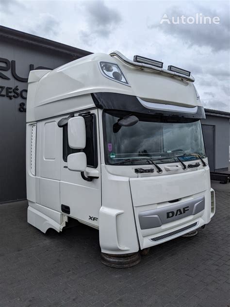 Zdjęcie wnętrza kabiny DAF XF Euro 6, skupione na desce rozdzielczej, kierownicy i fotelu kierowcy.