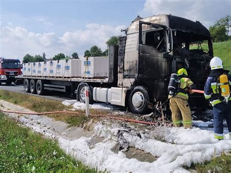 Tematyczne zdjęcie ciężarówki Kamaz w akcji na placu budowy lub w kamieniołomie