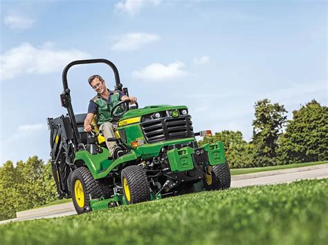 John Deere X950R z zamontowanym pługiem śnieżnym i kabiną