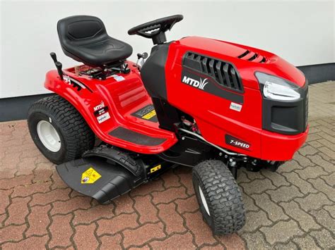 Zdjęcie traktorka MTD Smart RF 125 w ogrodzie