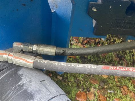 Wywrotka Zremb detal uszkodzonego węża hydraulicznego