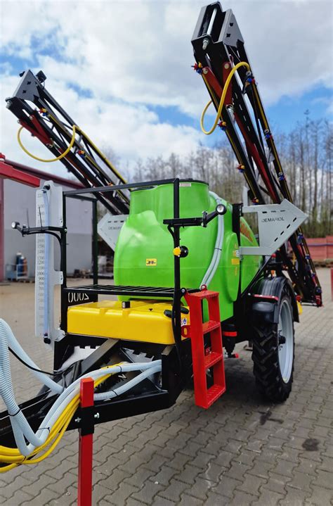 opryskiwacz polowy ze złożoną hydraulicznie belką w transporcie