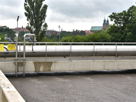 zdjęcie ciągnika z przyczepą wywrotką w pracy przy oczyszczalni ścieków
