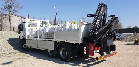 Zdjęcie przedstawiające wywrotkę Iveco w akcji na placu budowy lub podczas rozładunku materiałów sypkich