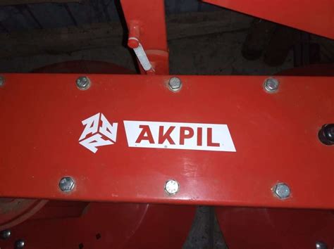 Zdjęcie przedstawiające nowoczesną kosiarkę rotacyjną Akpil w akcji na polu