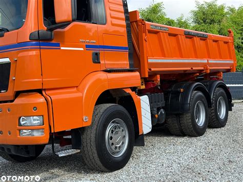 Wywrotka 6x4 pokonująca trudny teren budowy
