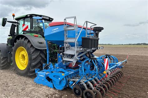 Siewnik pneumatyczny składany Lemken Solitair MF w polu