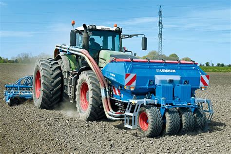 Lemken Solitair MF/600 z automatycznym kołem podporowym podczas transportu
