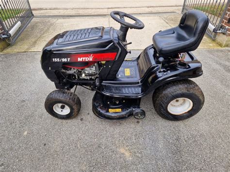 Zdjęcie przedstawiające traktor ogrodowy MTD 96 na rozległym, zadbanym trawniku