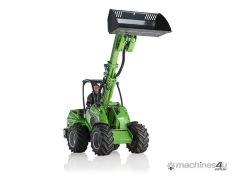 Photo of an Avant compact loader with its telescopic boom extended