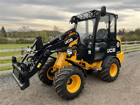Photo of a compact JCB wheeled loader (JCB 403) at work