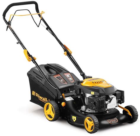 Zdjęcie kosiarki Riwall RPM 4235 w ogrodzie
