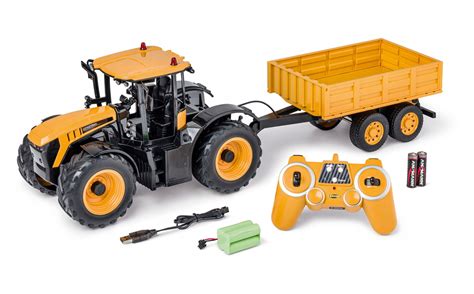 Zdalnie sterowany traktor z przyczepą JCB Fastrac w akcji