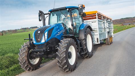 Widok z kabiny ciągnika New Holland serii T6 z otwartym oknem dachowym, ukazujący doskonałą widoczność