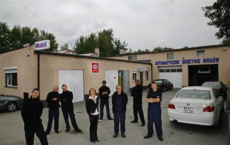 Wnętrze profesjonalnego warsztatu do naprawy skrzyń biegów JCB