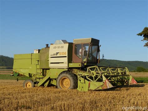 zdjęcie kombajnu Fortschritt E 514 na polu podczas żniw