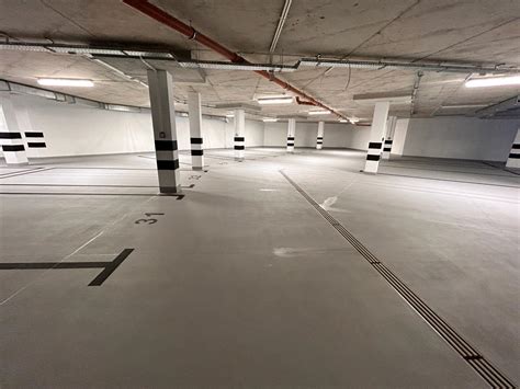 Zdjęcie małego pojazdu WUKO operującego w ciasnym miejscu, np. garaż podziemny