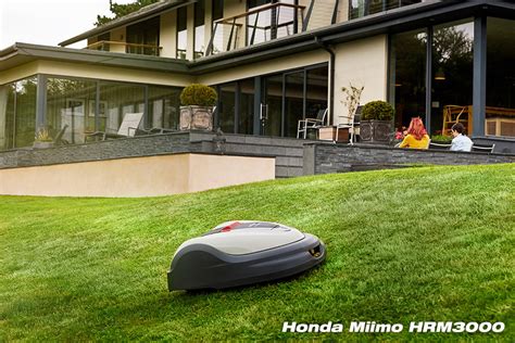 Robot koszący Honda Miimo na trawniku