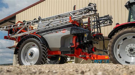 Infographic showing the compact design and low center of gravity of the Kuhn Lexis sprayer