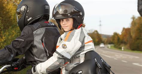 dziecko jadące na trójkołowym motorze na akumulator