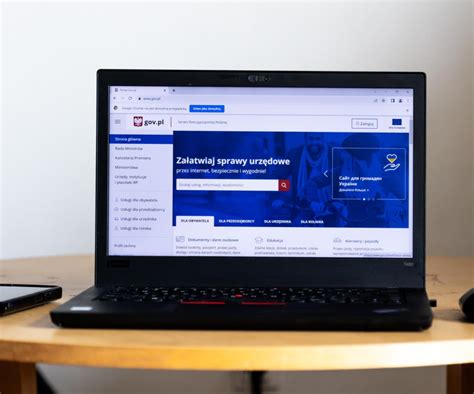 Laptop wyświetlający oferty używanych ciągników na platformie internetowej