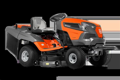 Widok ogólny traktorka Husqvarna CTH z zamontowanym koszem na trawę w trakcie pracy w ogrodzie