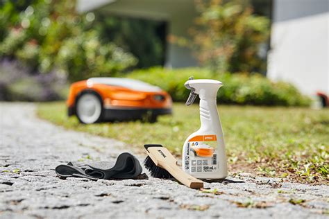 infografika prezentująca działanie systemu Stihl MultiClean Plus z zaznaczeniem szczotek talerzowych i walca zamiatającego