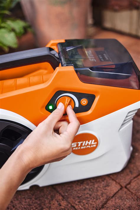 zdjęcie porównujące zamiatarkę ręczną i akumulatorową Stihl