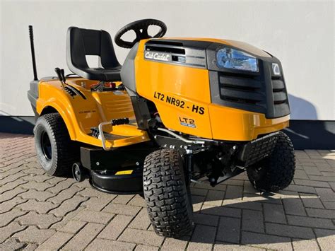 zdjęcie traktorka ogrodowego Cub Cadet LT2 NR92 w akcji na dużym trawniku