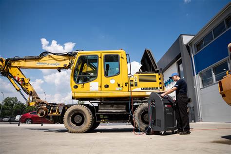 Mobilny serwis maszyn budowlanych w akcji: bus serwisowy na placu budowy JCB