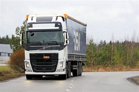 Stylizowane zdjęcie Volvo FH na drodze