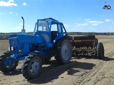 zdjęcie ciągnika rolniczego Belarus MTZ 80 z lat 80. w dobrym stanie
