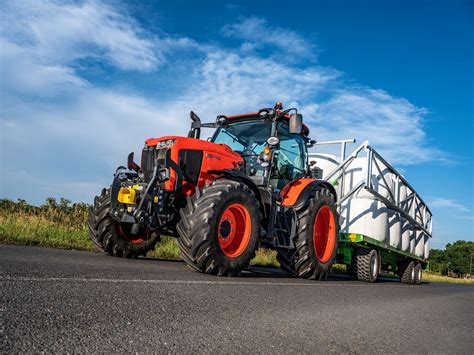 Tematyczne zdjęcie nowoczesnego ciągnika rolniczego 70-80 KM pracującego na polu