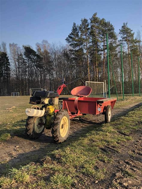 Traktorek jednoosiowy Terra Vari podczas pracy w polu