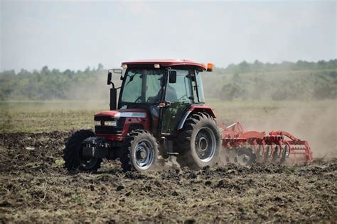 Zdjęcie przedstawiające przykładowy ciągnik Sam w pracy na polu