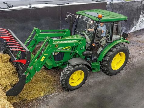 John Deere 5075E w akcji na polu