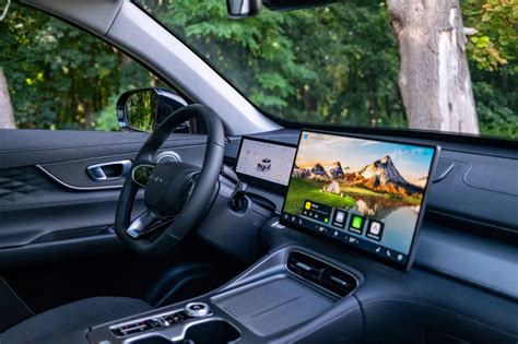 Wnętrze kabiny Forda F-Max z ergonomicznym kokpitem i ekranem multimedialnym