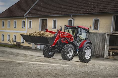 Case IH Farmall A z ładowaczem czołowym w pracy