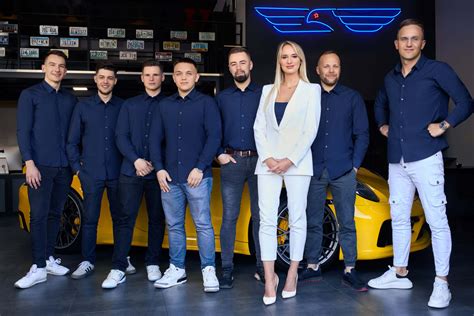 Zdjęcie grupowe różnych modeli traktorków Husqvarna