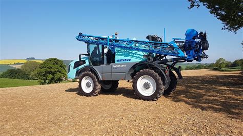 Thematic photo of Berthoud RAPTOR self-propelled sprayer working in a field