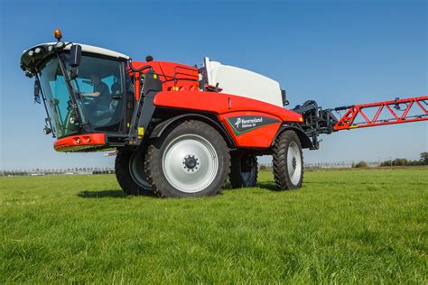 Infographic showing the engine and drive system of a self-propelled sprayer