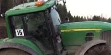 Traktor ugrzęznięty w błocie, scena wyciągania
