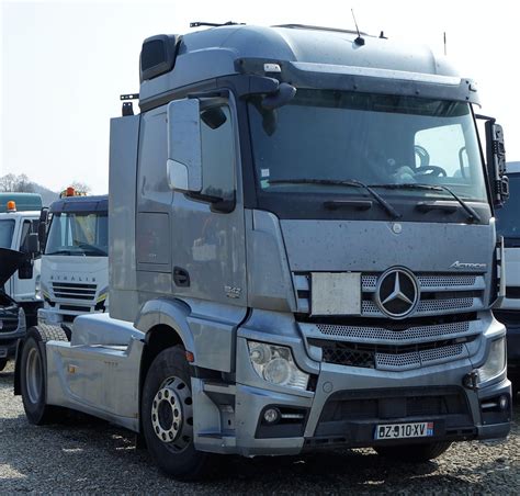 Zdjęcie przedstawiające ciągnik siodłowy Mercedes-Benz Actros w trasie