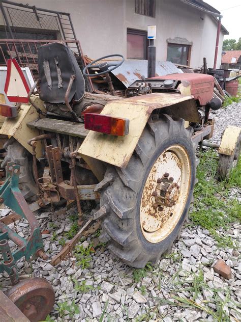 Traktor z silnikiem Perkins w polu