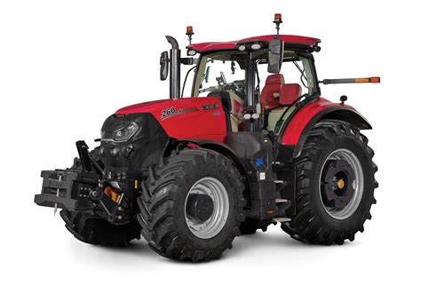 Zestawienie różnych modeli ciągników Case IH na tle pola