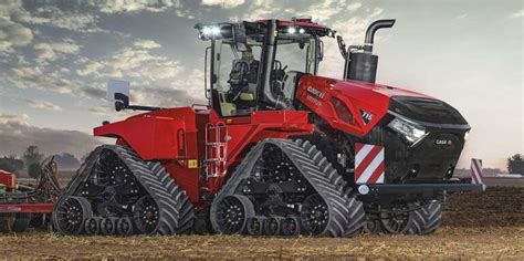 Case IH Quadtrac 715 AFS Connect w akcji na polu, z widocznymi gąsienicami