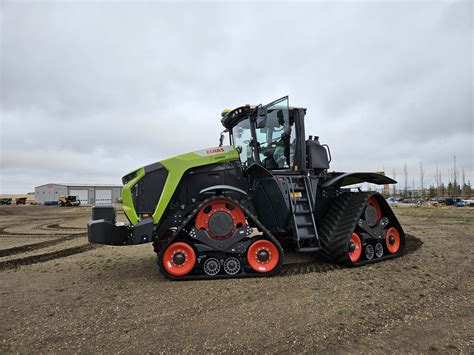 Claas Xerion 12.650 z gąsienicami Terra Trac w nowoczesnym designie na tle pola